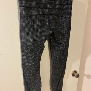 Lululemon size 8 Reflective kill the lights pace queen tights in ravish reptile